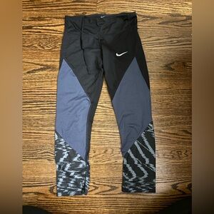 Nike Women’s Black & Blue Colorblock Athletic Leggings